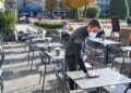 cameriere al lavoro tra i tavoli