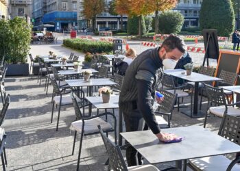 cameriere al lavoro tra i tavoli