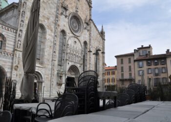 Como, piazza Duomo deserta durante Pasquetta 2021