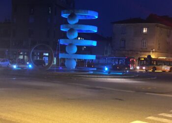 La fontana di Camerlata illuminata di blu