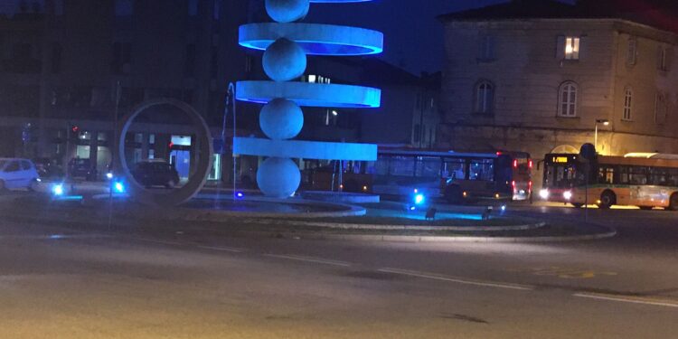 La fontana di Camerlata illuminata di blu