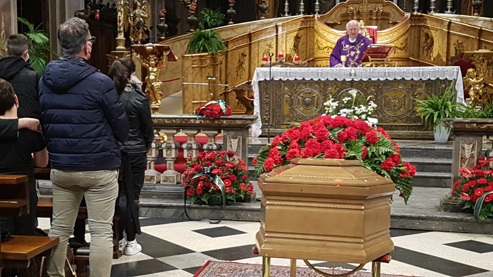 L’abbraccio commosso della città, oggi l’ultimo saluto all’avvocato Roberto Simone