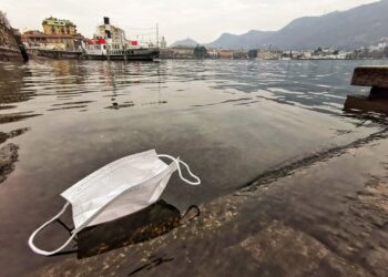 Una mascherina sul lago di Como