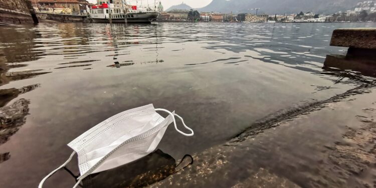 Una mascherina sul lago di Como