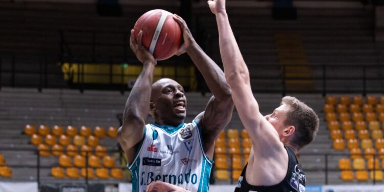 Un'azione della partita Cantù-Trento