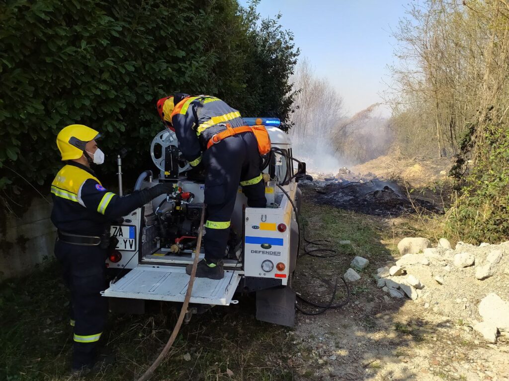 incendio boschivo a Cantù