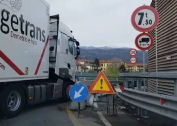 Un camion cerca di entrare sul viadotto dei Lavatoi, a Como