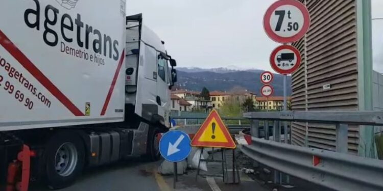 Un camion cerca di entrare sul viadotto dei Lavatoi, a Como