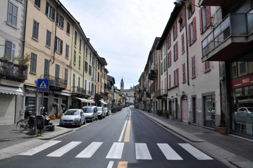 Como, via Milano deserta durante Pasquetta 2021