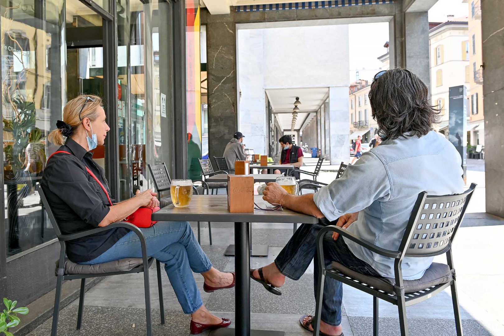 Covid, caffè al banco e pranzo e cena al chiuso: da domani via altre restrizioni