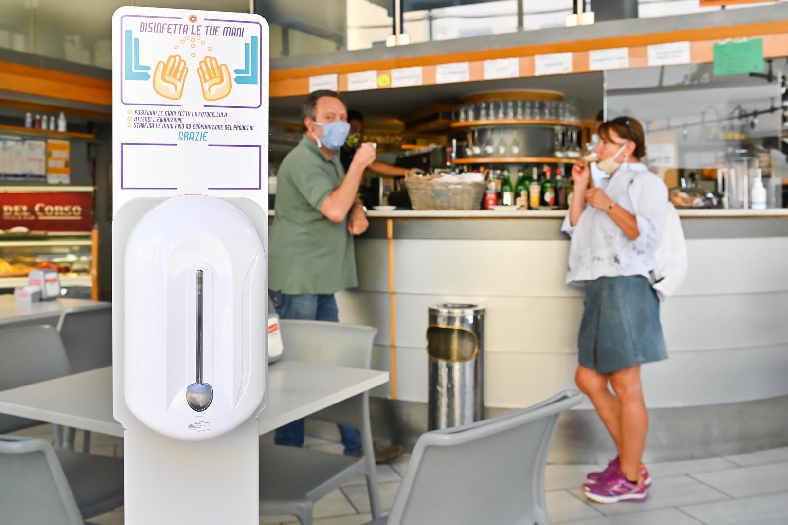 Coprifuoco, quarantena e consumazioni al banco: le riaperture dal 15 maggio al 1° luglio