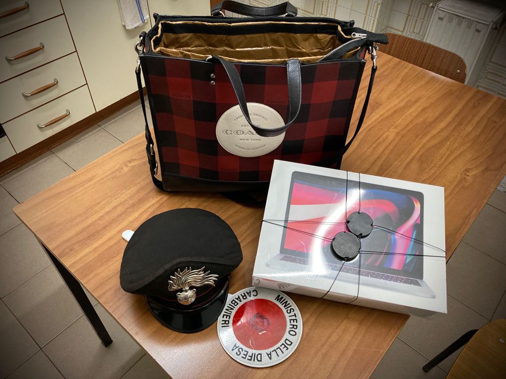 Ruba una bottiglia e morde la guardia per fuggire, arrestato