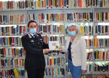 Donazione libro carabinieri