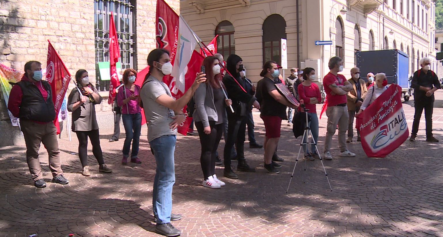 Irruzione degli skinhead, nuovo rinvio del processo. Manifestazione di Como senza frontiere