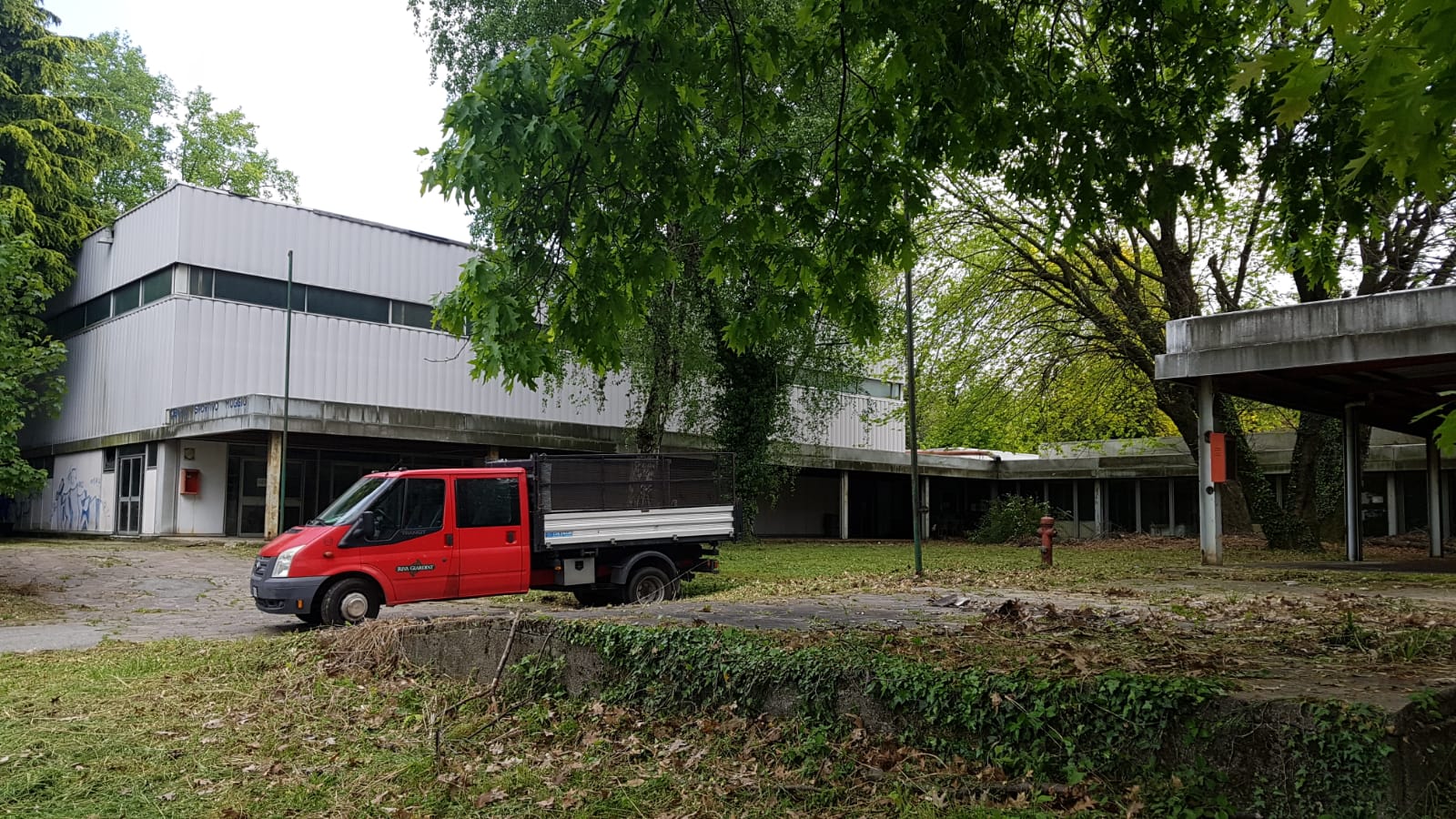 Palasport abbandonato di Muggiò: oggi una squadra di giardinieri ha ripulito gli esterni