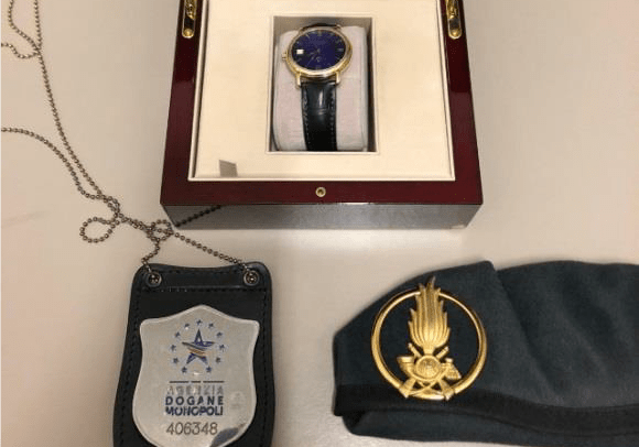Orologio di pregio nascosto con un peluche. Scoperto e sequestrato in dogana