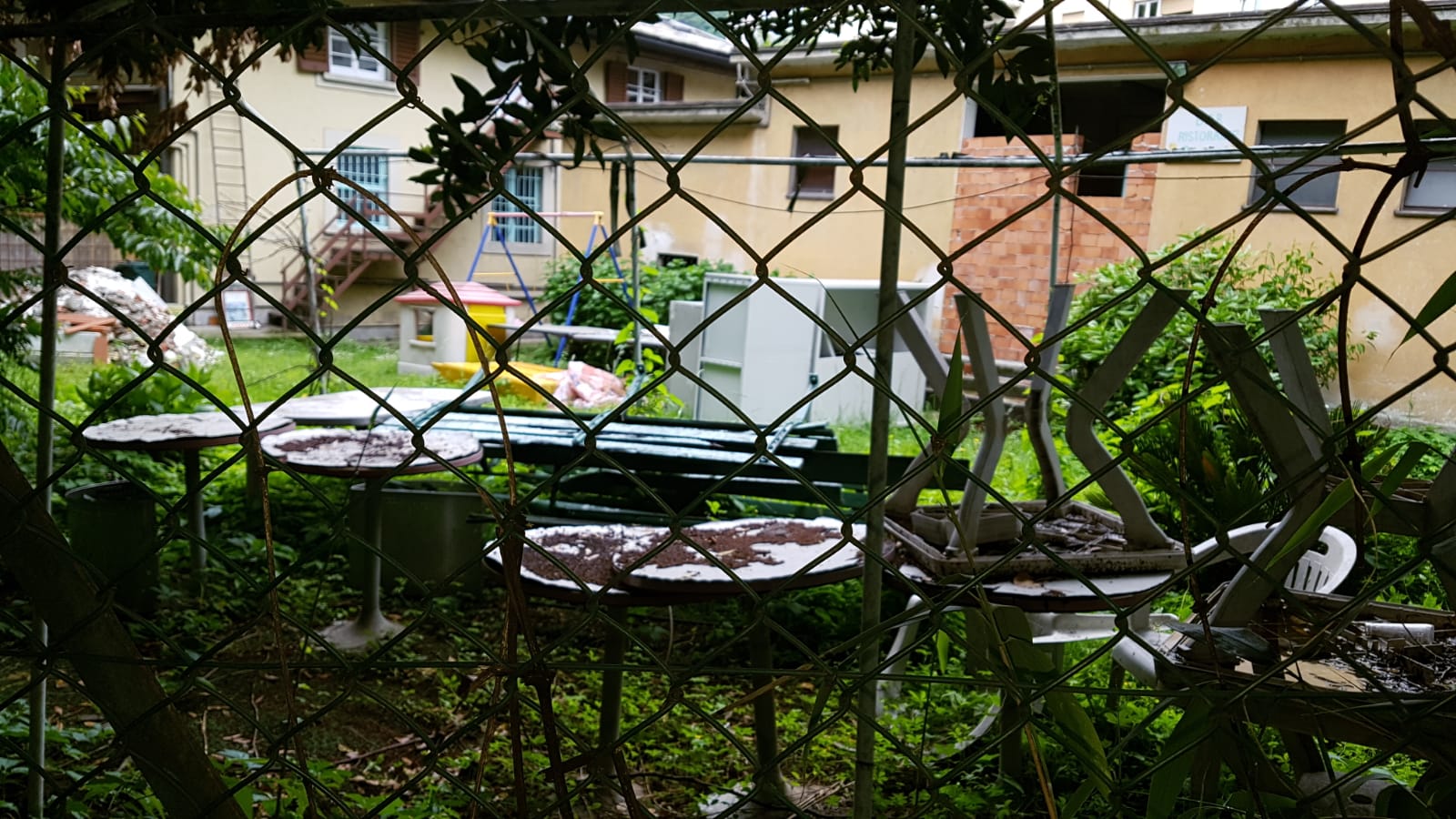 Rifiuti e materiali accatastati, l’Ostello della gioventù in attesa di rinascita