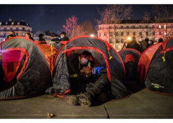 Chiedono alloggi alla sindaca Anne Hidalgo