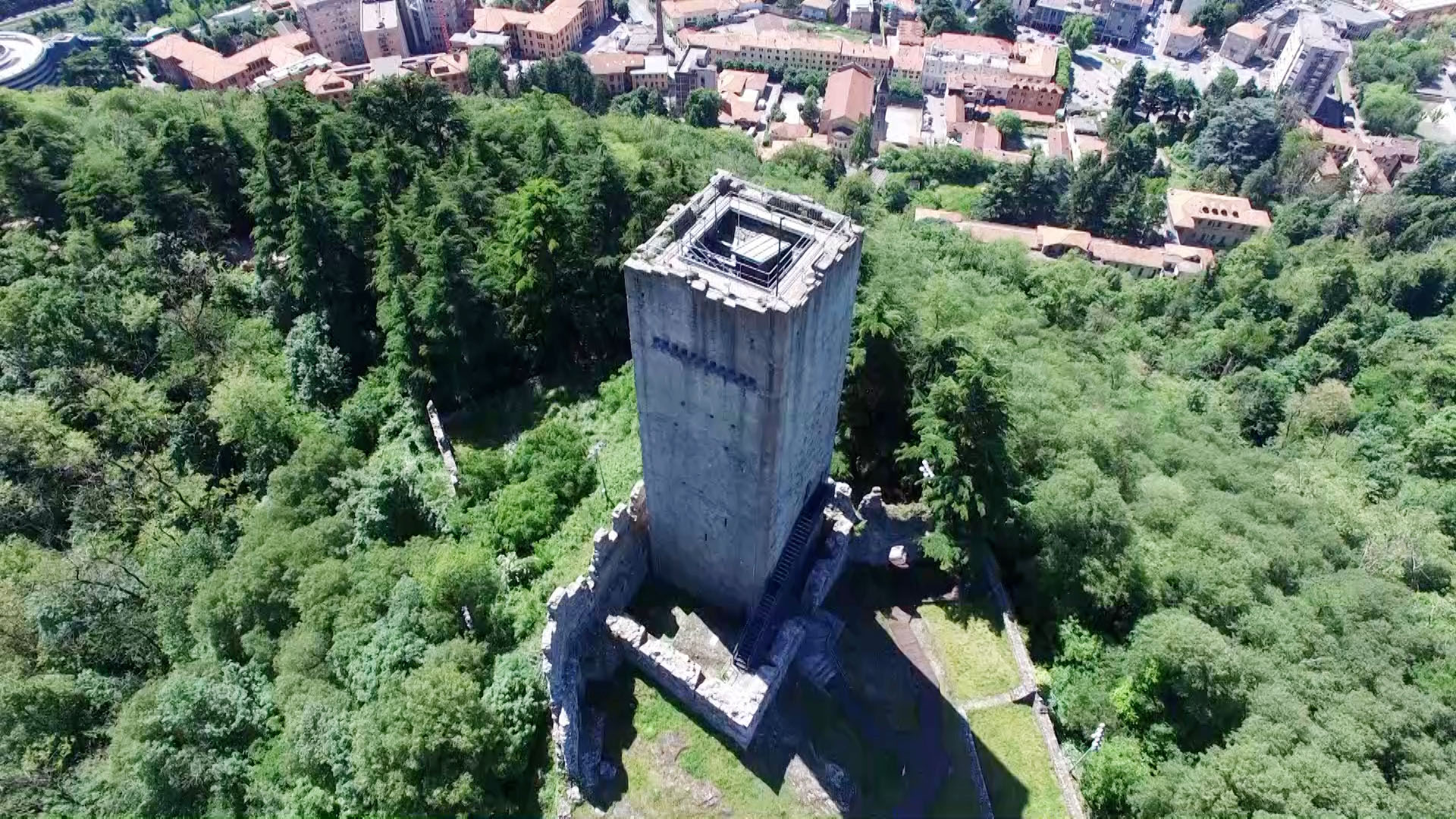 Parco della Spina Verde, ancora danni del maltempo. Fulmine colpisce palo della luce. Spenta la torre del Baradello
