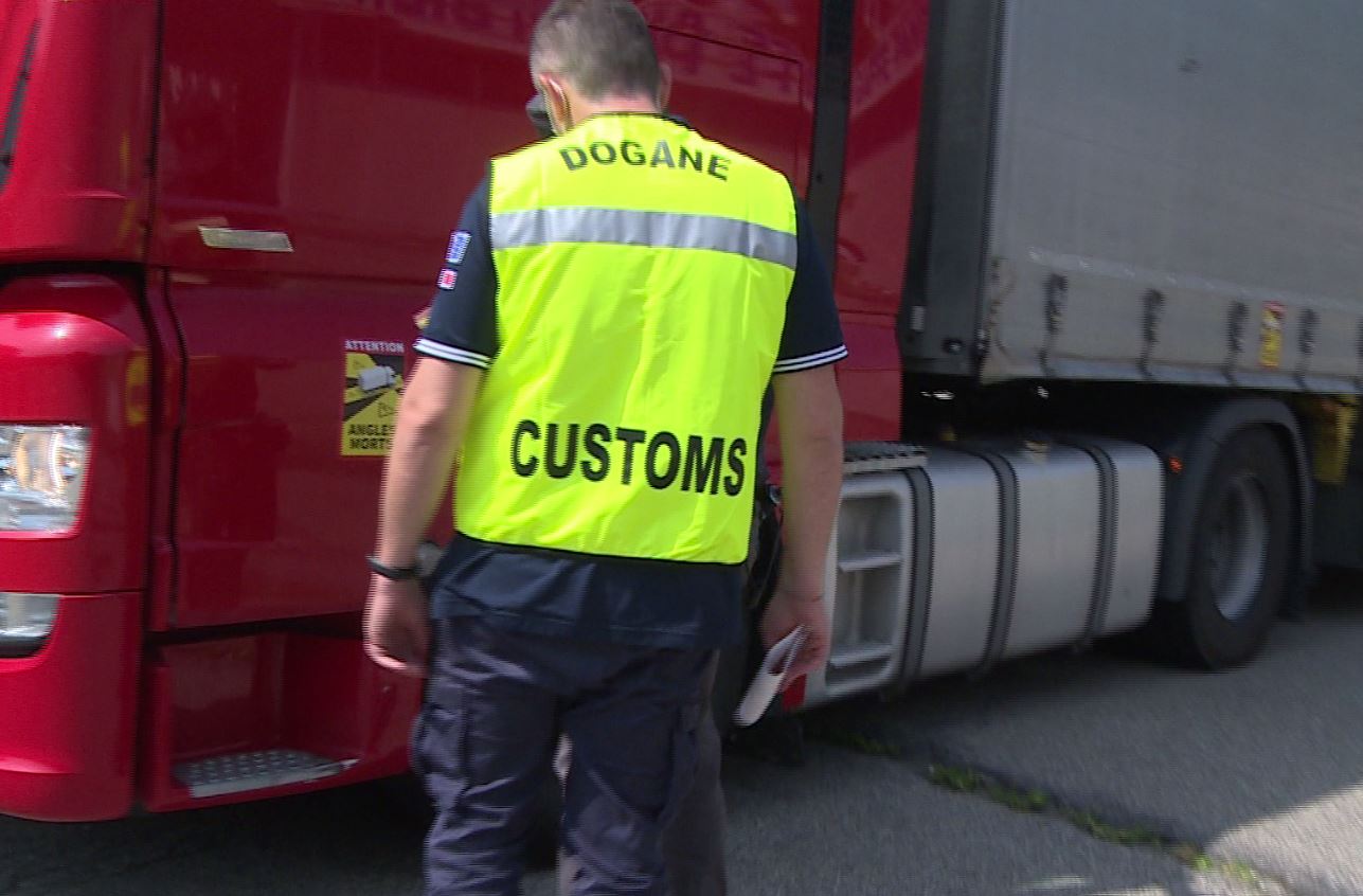 Giocattoli, carico di supereroi in plastica non a norma intercettato in dogana e distrutto