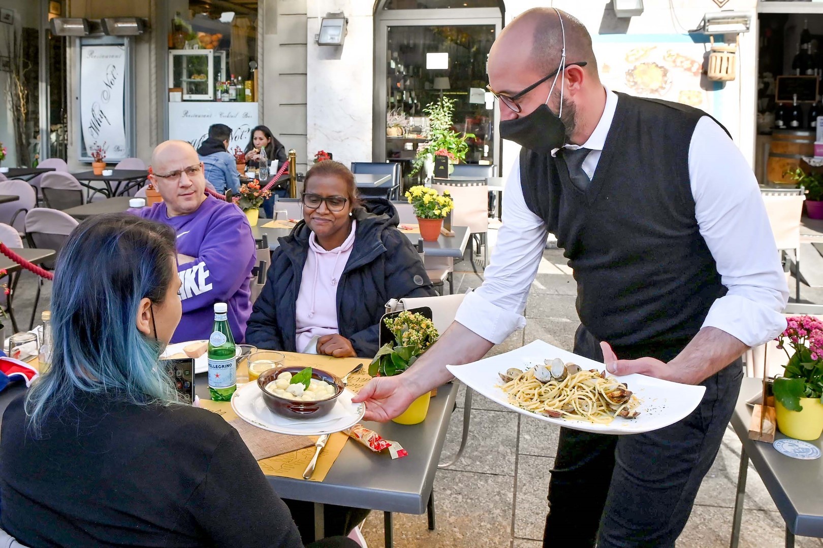 Lombardia in zona bianca: le riaperture