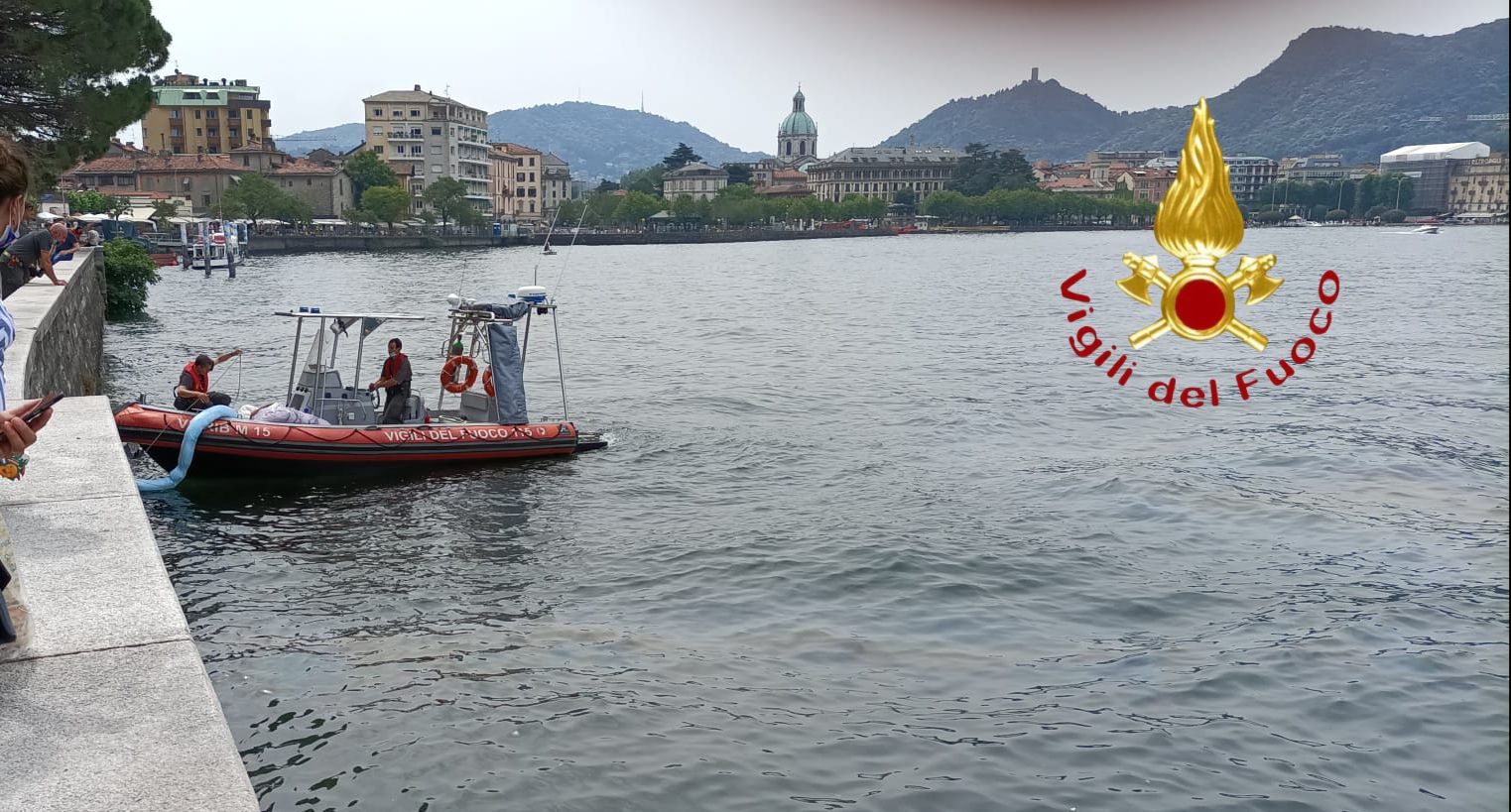 Sversamento di idrocarburi in viale Geno, intervento dei vigili del fuoco