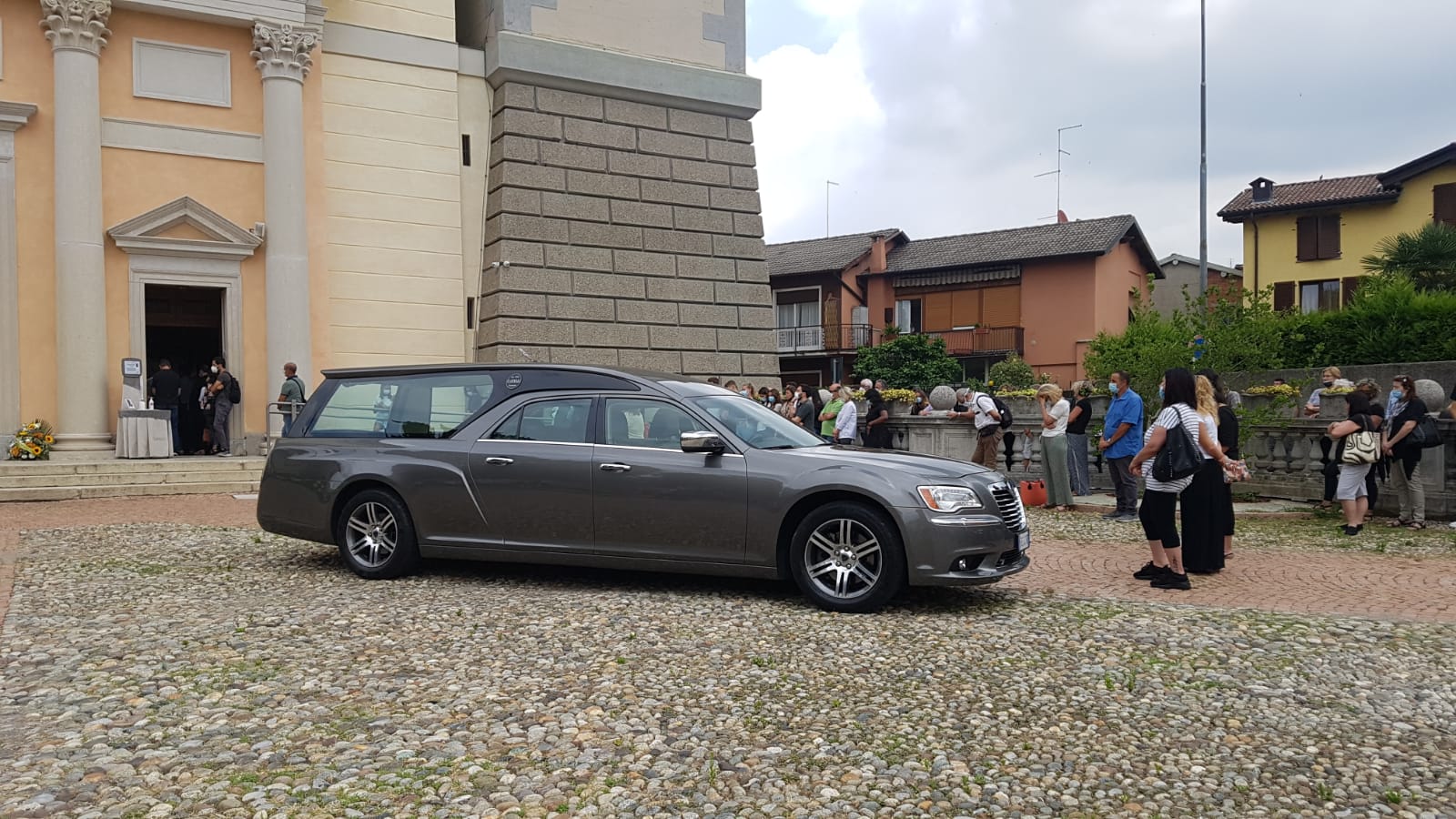 A Guanzate i funerali di Luca Fusi: l’intera comunità si è stretta attorno alla famiglia