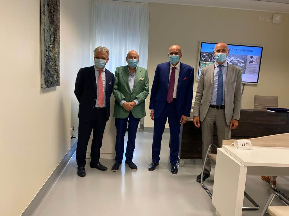 Da sinistra a destra: l'imprenditore lariano Alberto Novarese, il presidente della fondazione De Gasperis Benito Benedini, il direttore della Cardiochirurgia Francesco Claudio Russo e Marco Bosio, direttore generale dell'Asst Niguarda