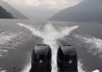 una barca sul lago di Como