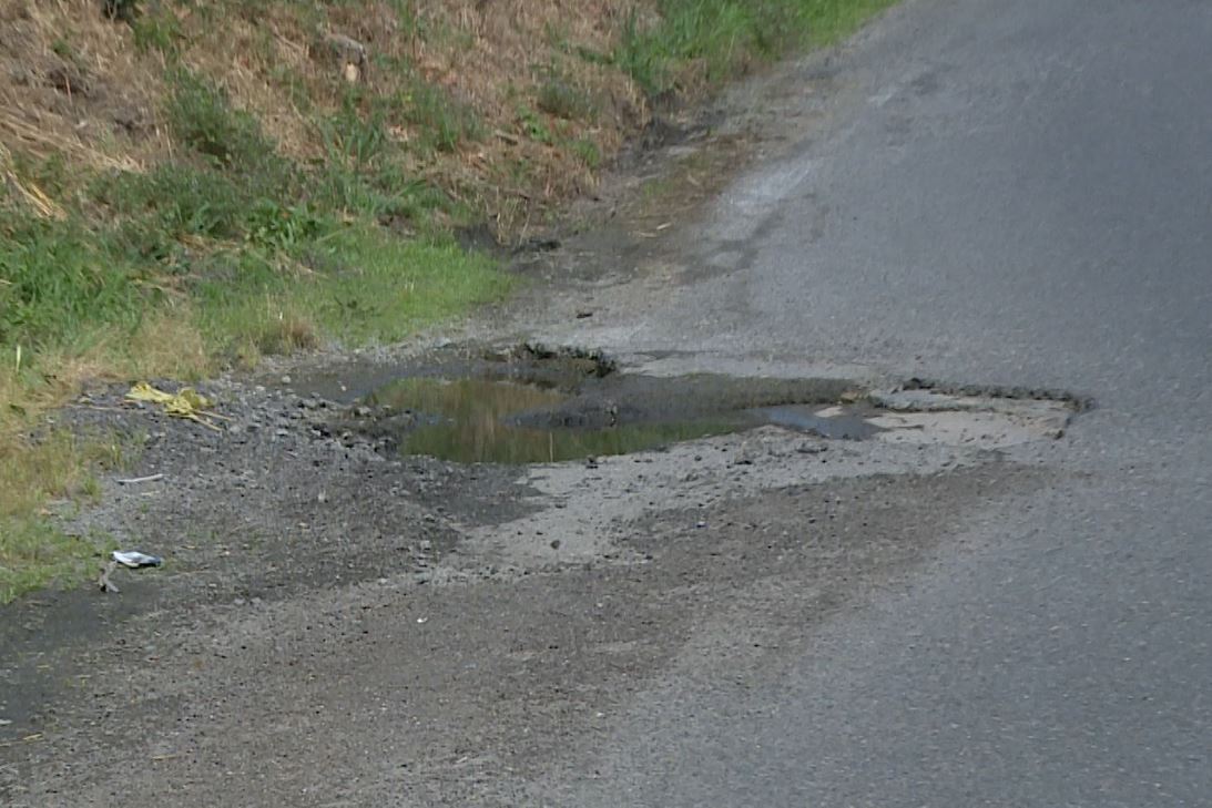 Como, finisce con la Vespa in una buca: fratture ed escoriazioni per un 58enne