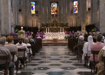 Un momento dei funerali di monsignor festorazzi all'interno della cattedrale di como