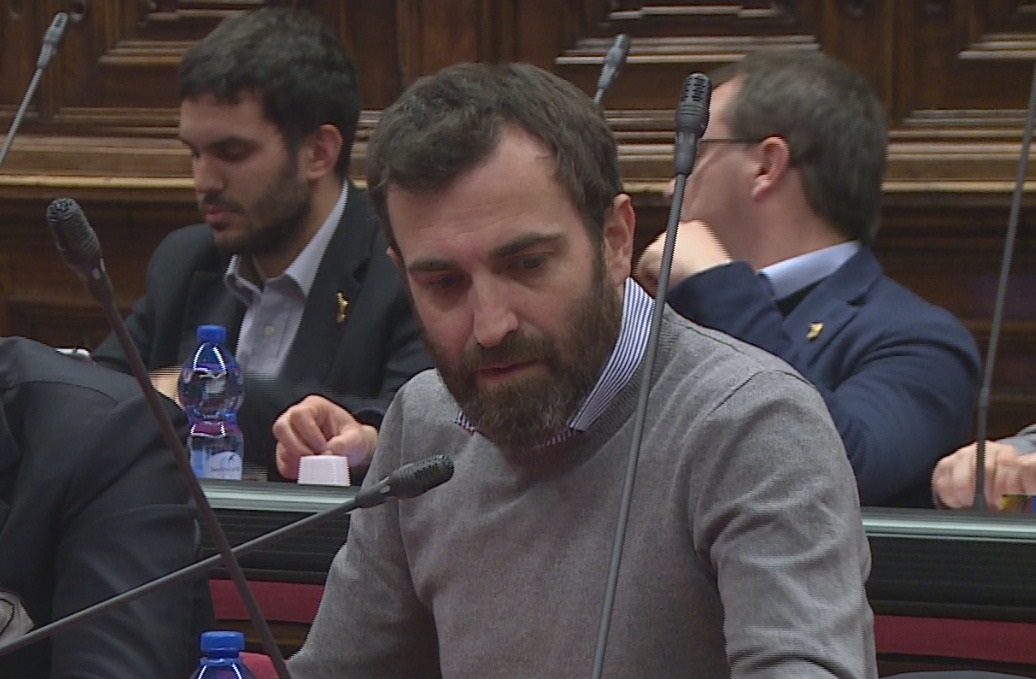 AUDIO – Il fuori onda in consiglio comunale a Como, gaffe del consigliere: “Vogliono far cadere il sindaco?”