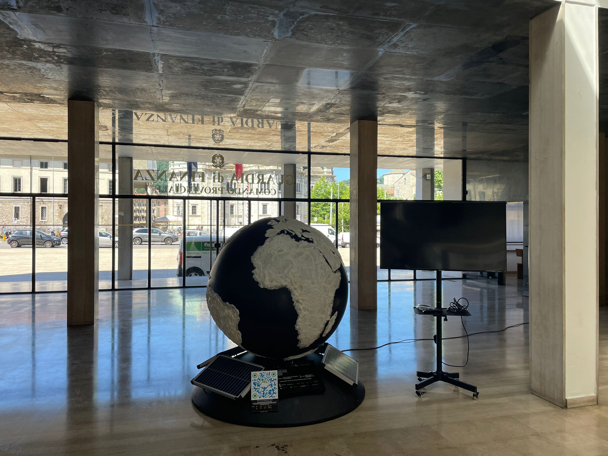 “Weplanet-100 globi per un futuro sostenibile”: a Como, Fondazione Volta presenta la sua opera