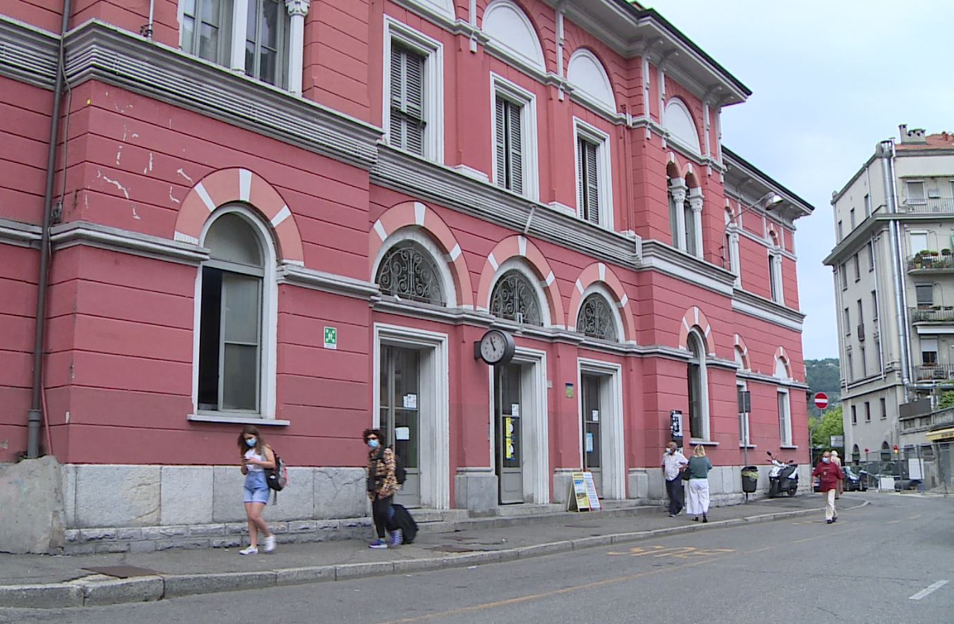 Maxi rissa a Como ieri sera in Largo Leopardi, sei i feriti