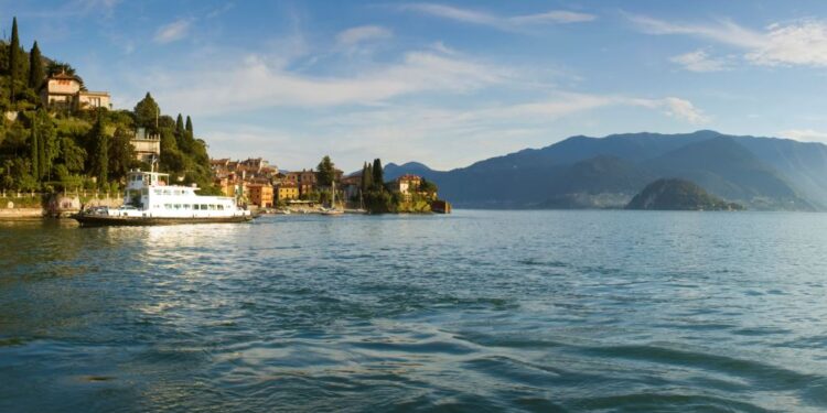 battello sul lago di como