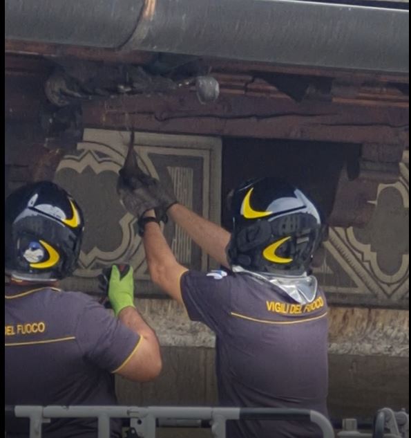 Como, rondone rimane incastrato sotto una gronda. Salvato dai vigili del fuoco