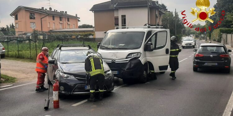 i mezzi coinvolti nell'incidente in mezzo alla strada