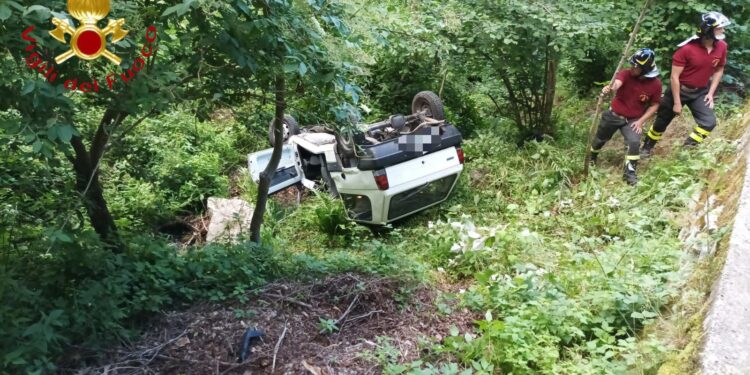 l'auto finita fuori strada