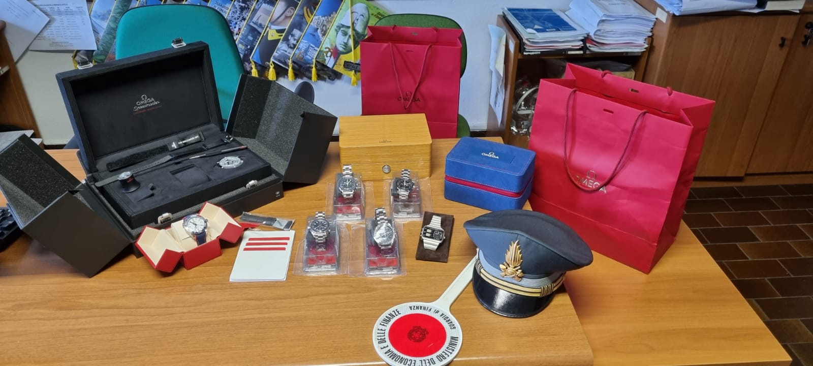 “Nulla da dichiarare”, ma in auto la Finanza scopre (e sequestra) 6 orologi, valore 35mila euro