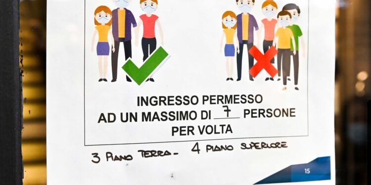 Centro storico di Como. Seconda ondata, coronavirus, covid, misure restrittive: avvisi e cartelli per accesso ai negozi.