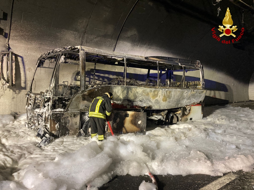 Paura nel Lecchese, in fiamme autobus con una comitiva di ragazzini di Lipomo: tutti salvi