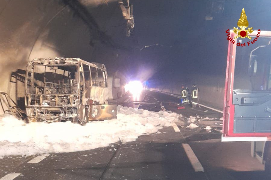 Strada statale 36, incendio dell’autobus. Galleria chiusa per due settimane