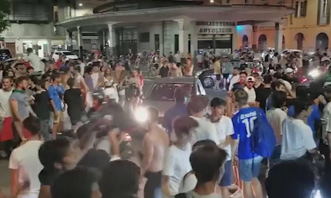 Italia in finale, a Como caroselli fino a notte. Non sono mancati eccessi e festeggiamenti oltre il limite