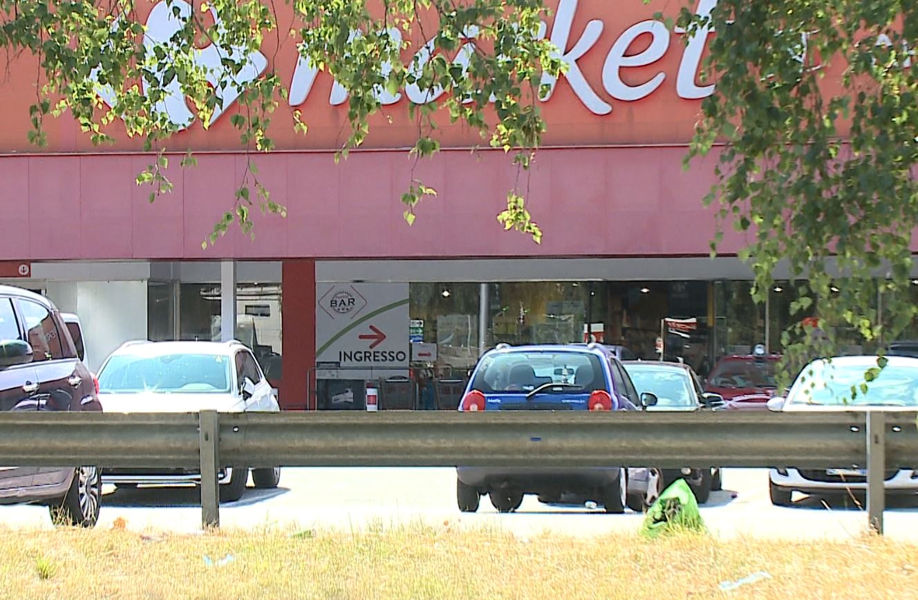 Spaccata al Carrefour di via Colombo: sfondano una vetrata e sradicano il bancomat