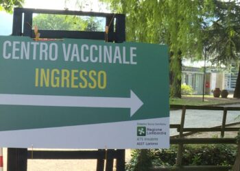 cartello ingresso hub vaccinale villa erba