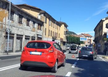 coda per auto in panne in via Napoleona, a Como