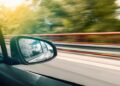 uno specchietto auto in movimento