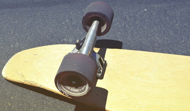 Uno skateboard a terra rovesciato