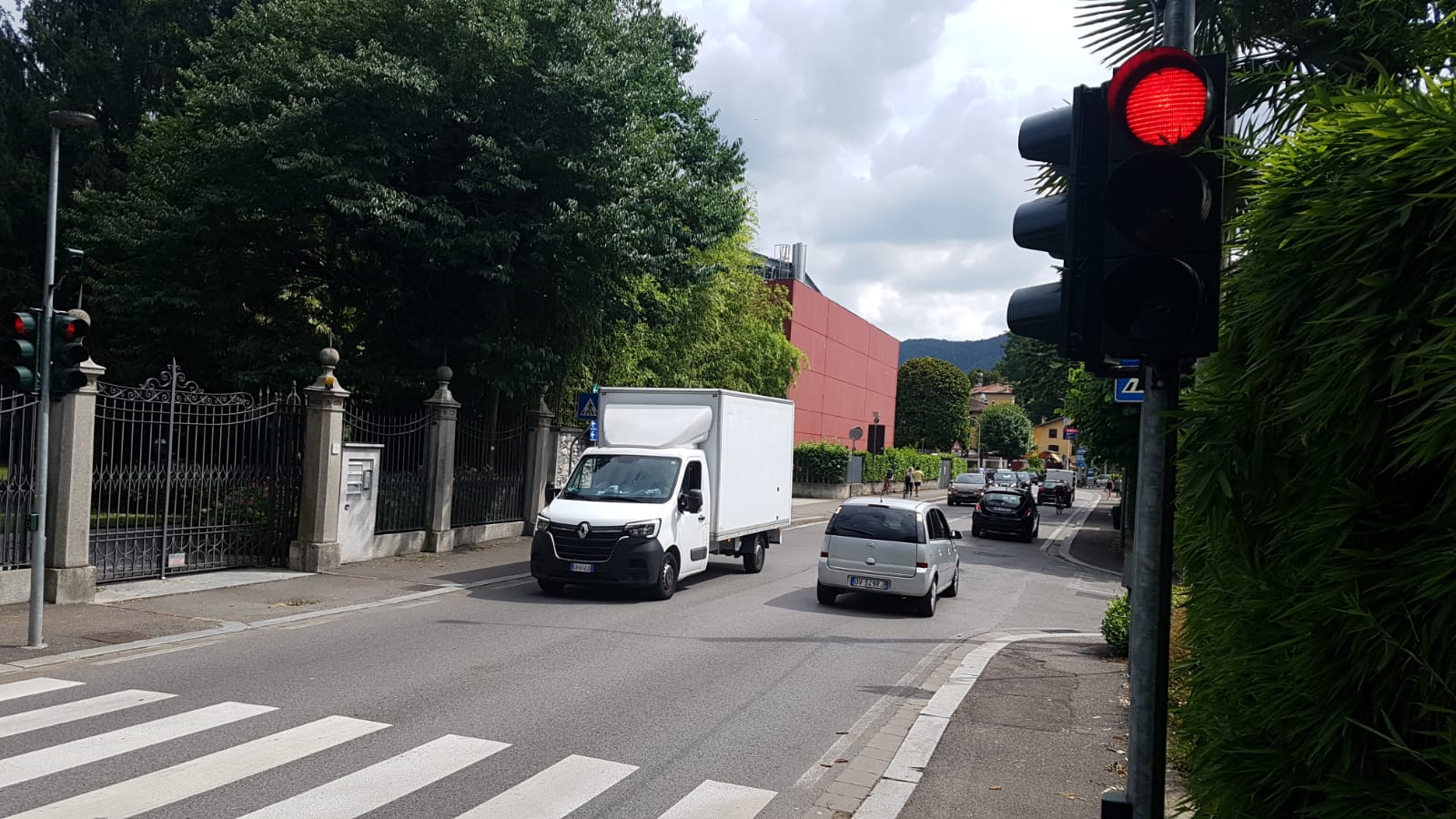 Como, code e caos in via per Cernobbio per il semaforo. Il comune: “Rivedremo i tempi dell’impianto”