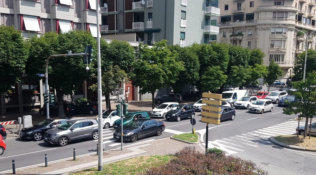 Estate rovente per la viabilità di Como: due cantieri in due zone trafficate. Rischio caos